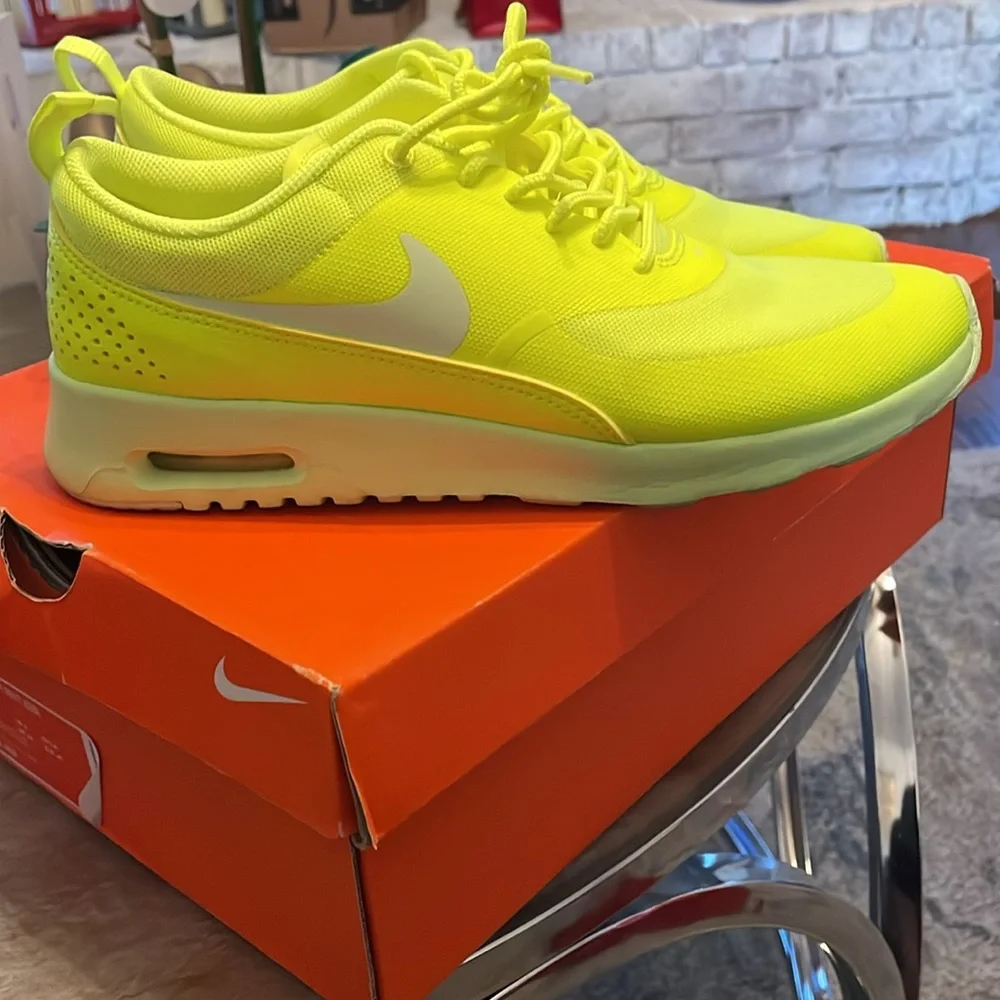 Nike Theo’s - Picture 2 of 4